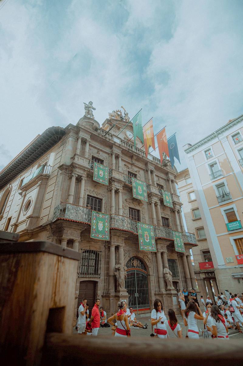 Ayuntamiento de Pamplona durante San Fermín con pañuelos rojos en la plaza