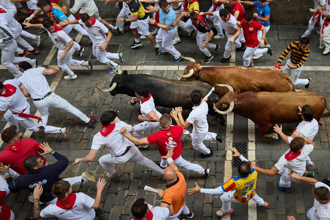Interior de un balcón privado durante el encierro de San Fermín en Pamplona