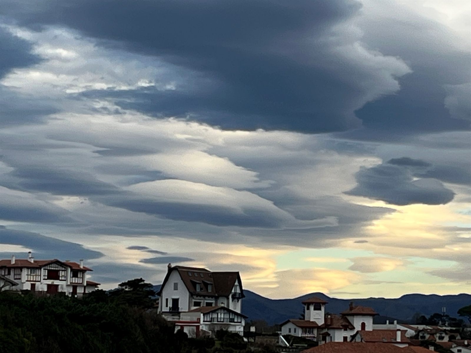 Cielo de nubes sobre las casas de Biarritz