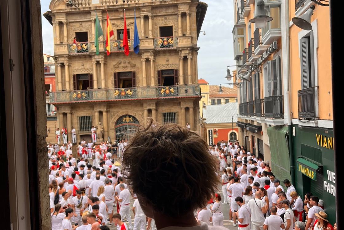 Vue de la place de l’Hôtel de Ville depuis un balcon pendant San Fermín