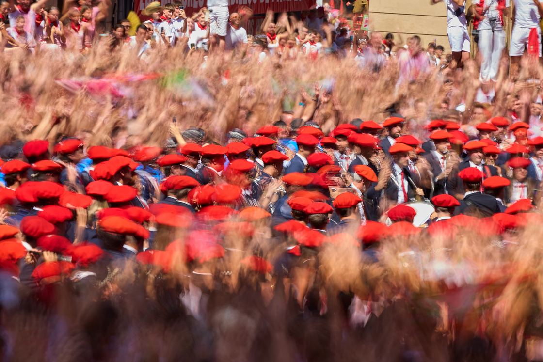 Multitud durante el Chupinazo de San Fermín en Pamplona