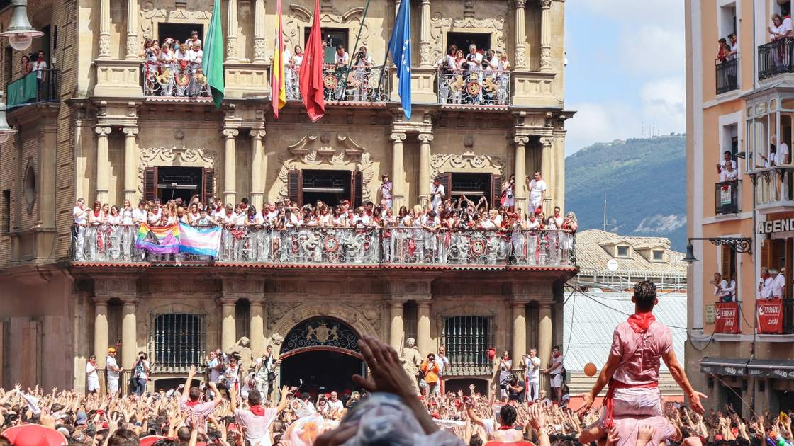 Chupinazo de San Fermín en la plaza del Ayuntamiento de Pamplona Chupinazo de San Fermín frente al Ayuntamiento de Pamplona con la plaza llena