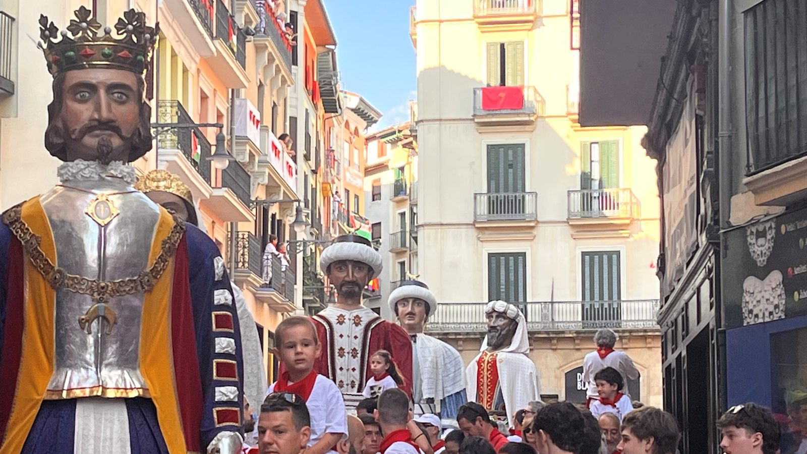 Gigantes de Pamplona recorriendo el Casco Antiguo entre el público en San Fermín