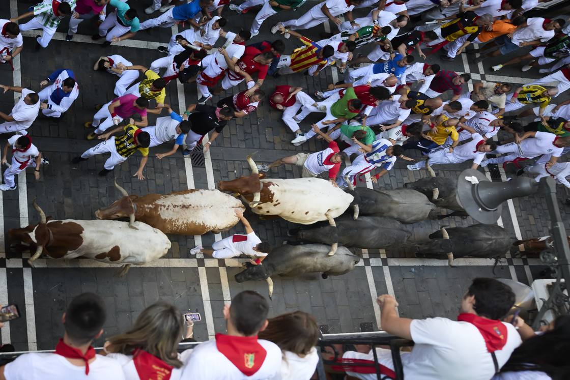 Corredores y toros del encierro de San Fermín vistos desde arriba en Pamplona