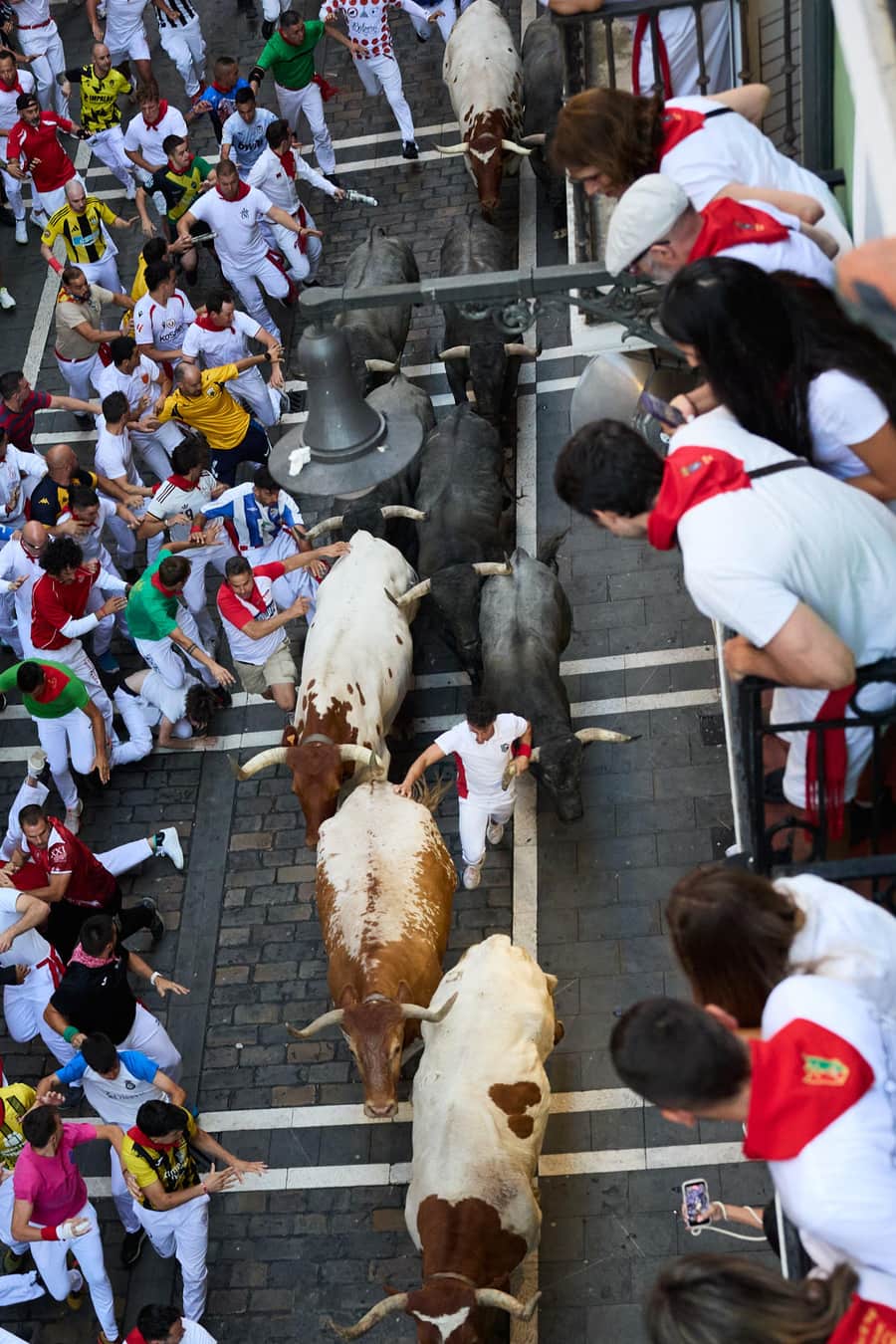Encierro de San Fermín visto desde un balcón en Pamplona