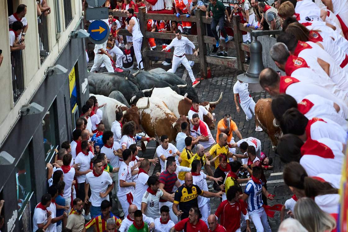 Manada de toros y corredores durante el encierro de San Fermín por las calles de Pamplona