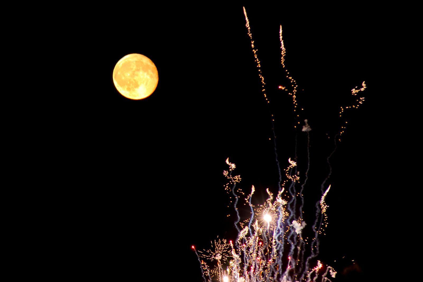Fuegos artificiales y luna llena sobre Pamplona en San Fermín