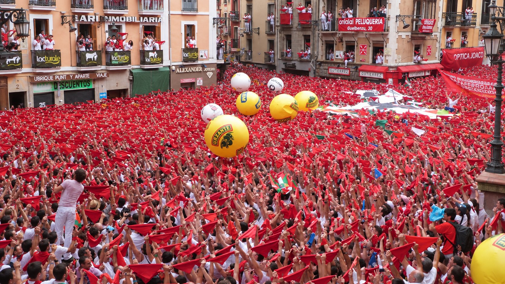 Plaza del Ayuntamiento de Pamplona durante el Chupinazo de San Fermín