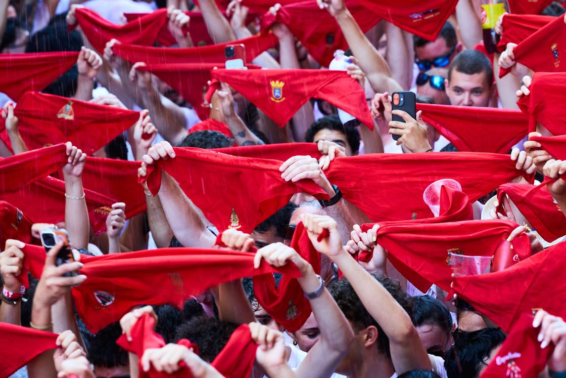 Pañuelos rojos durante el Chupinazo de San Fermín Pañuelos rojos alzados durante el Chupinazo de San Fermín en Pamplona