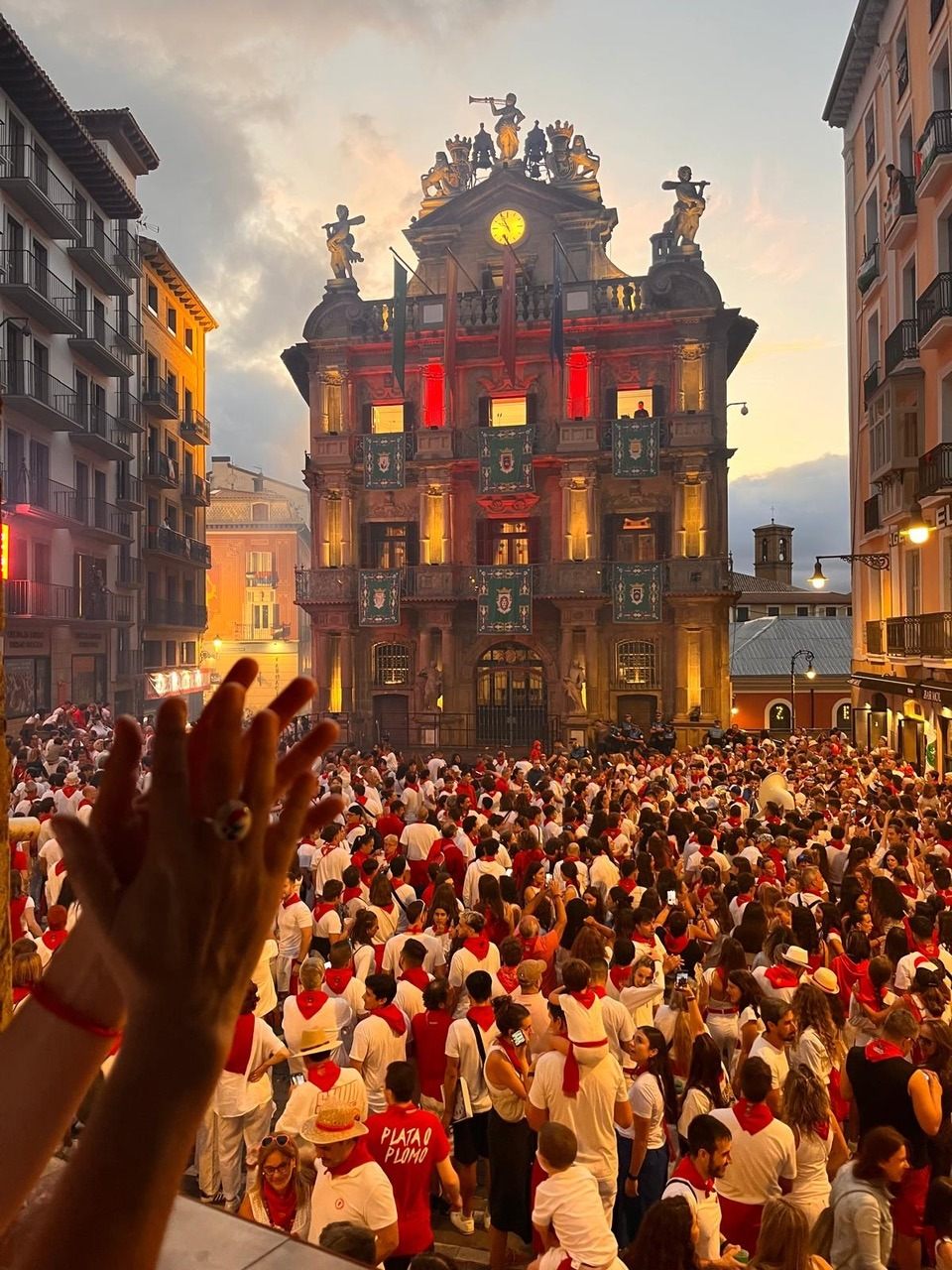 Público aplaudiendo frente al Ayuntamiento de Pamplona en la despedida de San Fermín