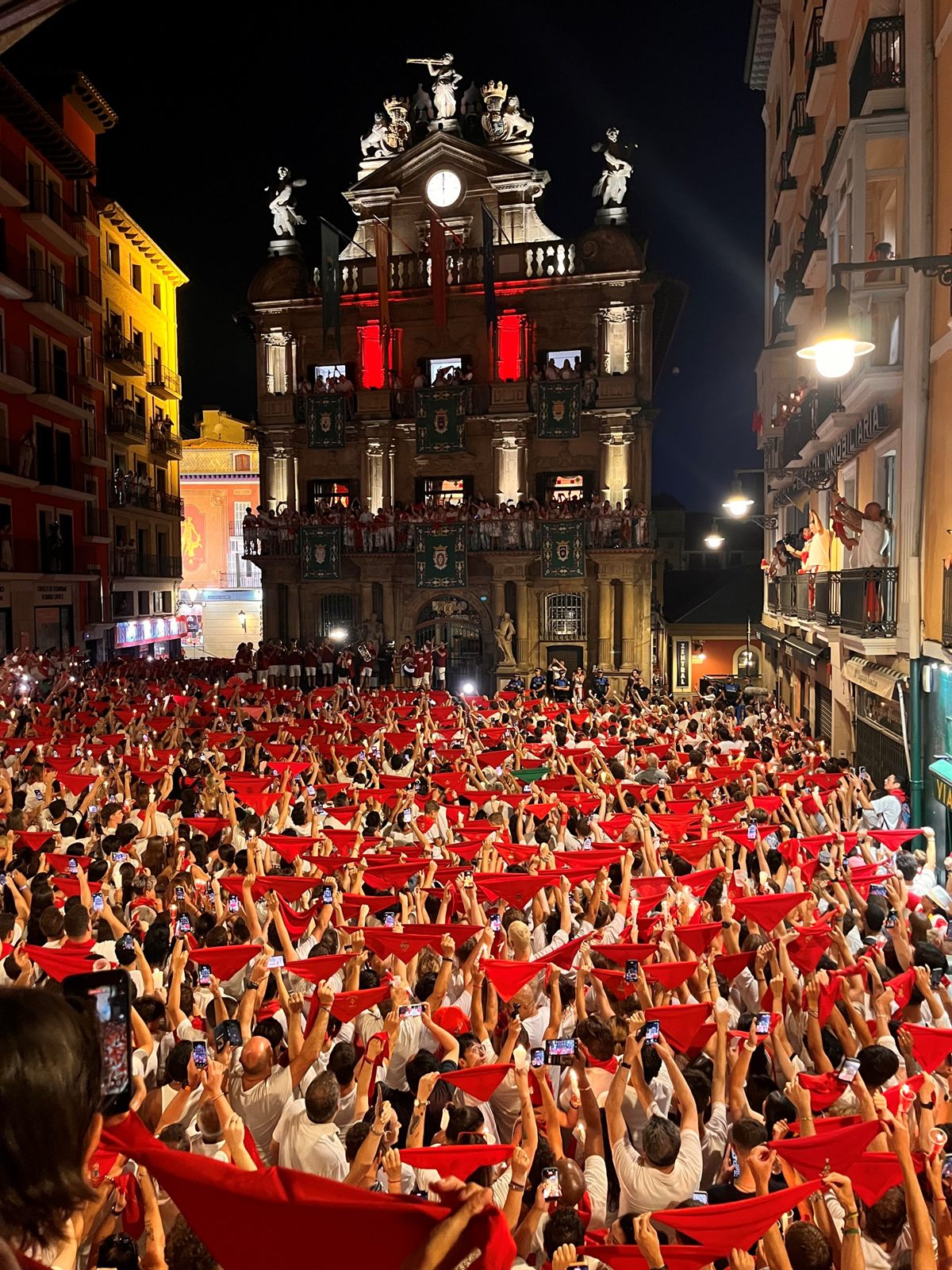 Plaza del Ayuntamiento llena de pañuelos rojos en la noche del Pobre de mí