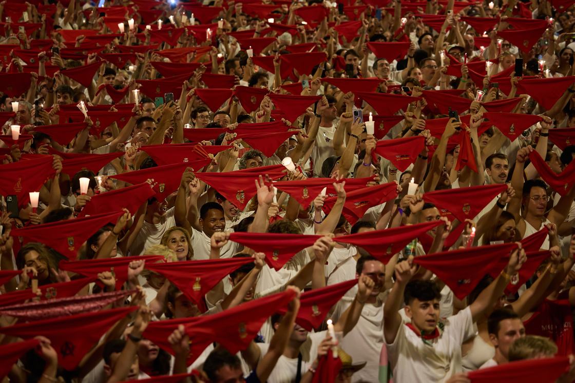 Despedida colectiva del Pobre de mí de San Fermín Multitud con pañuelos rojos y velas durante el Pobre de mí en Pamplona