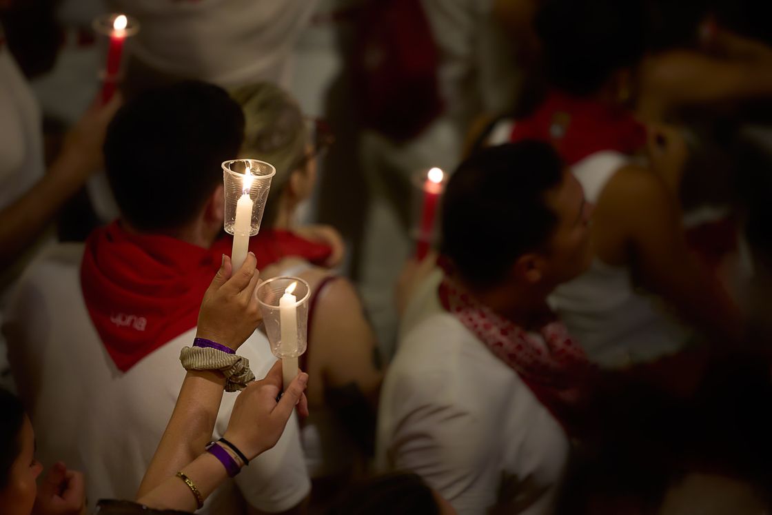 Velas encendidas durante el Pobre de mí de San Fermín en Pamplona