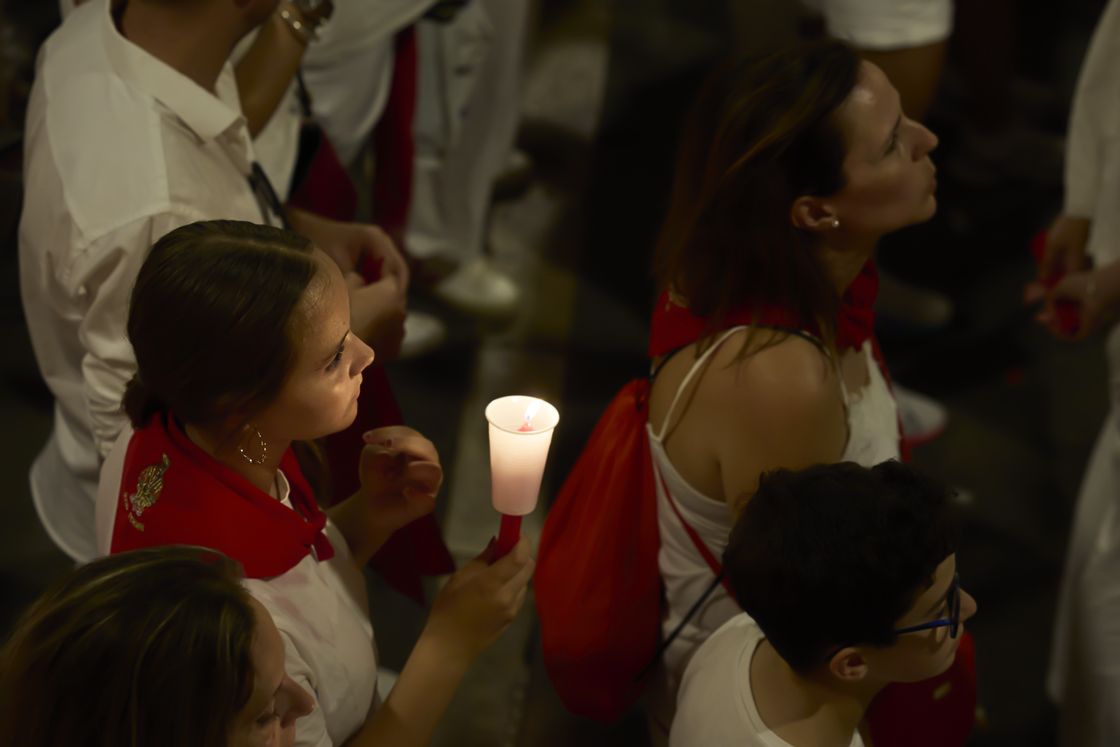 La despedida del Pobre de mí con velas en Pamplona Asistentes con velas durante el Pobre de mí de San Fermín en Pamplona