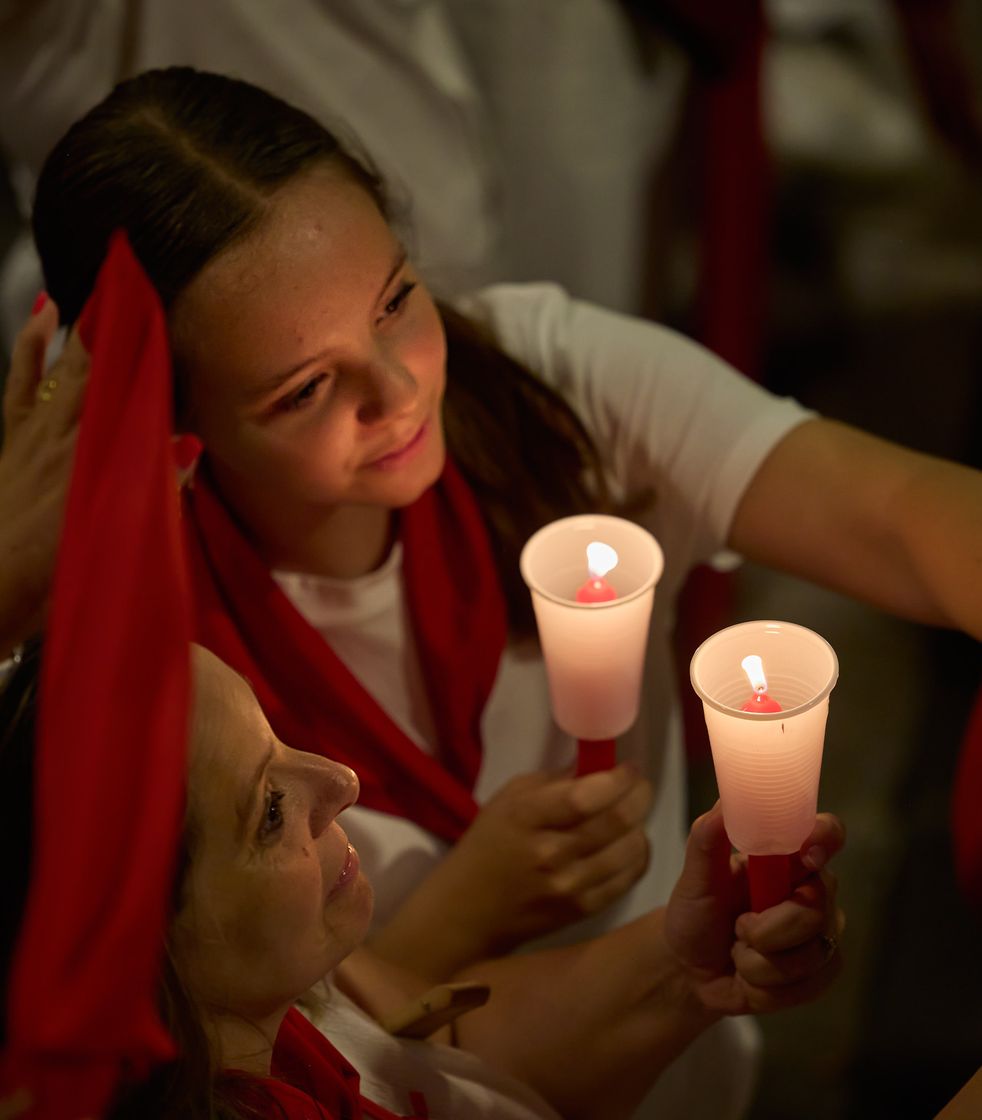 La emoción de la despedida de San Fermín Mujer con velas durante la ceremonia del Pobre de mí de San Fermín en Pamplona