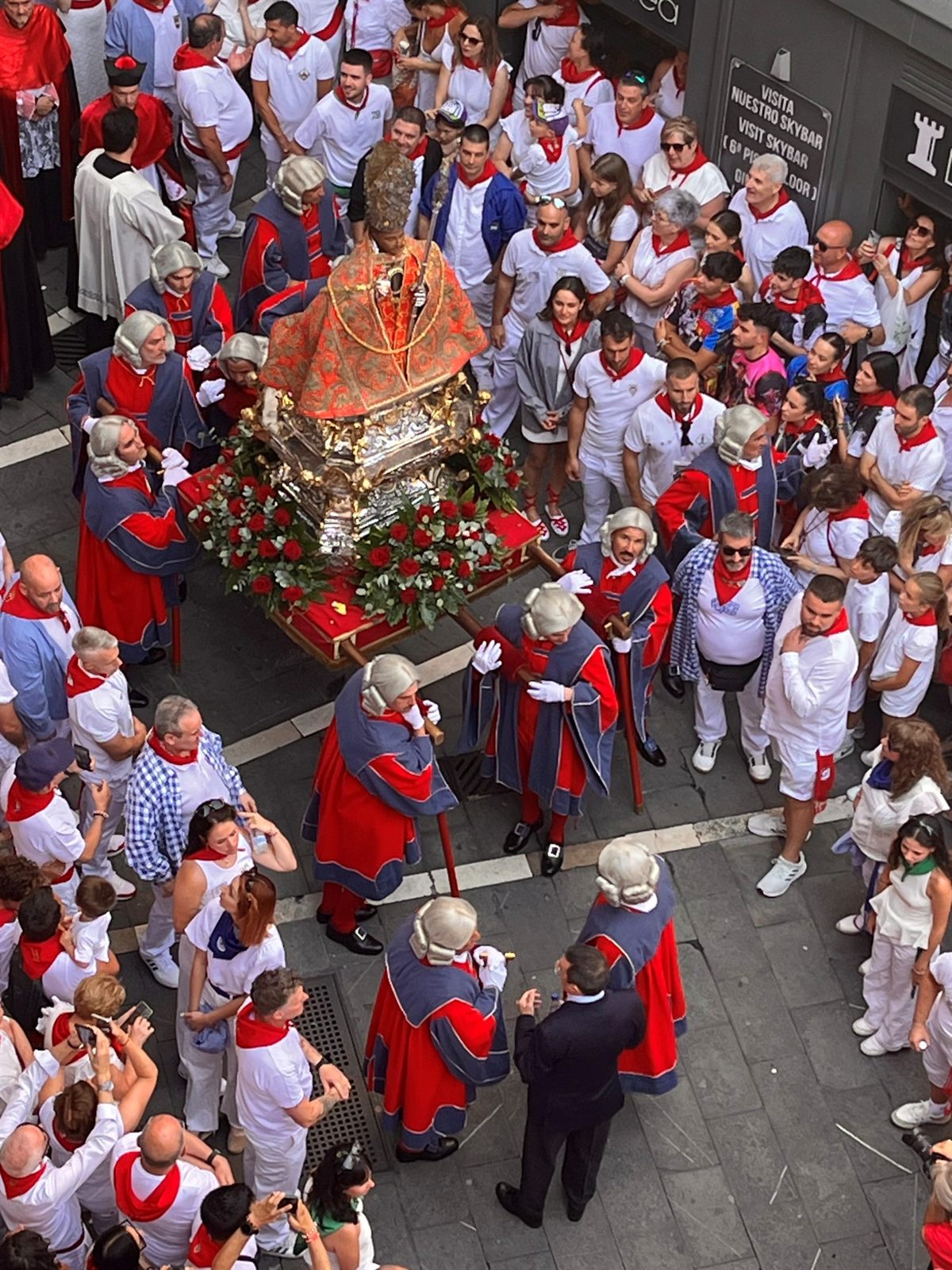 La imagen de San Fermín llevada en procesión entre la multitud