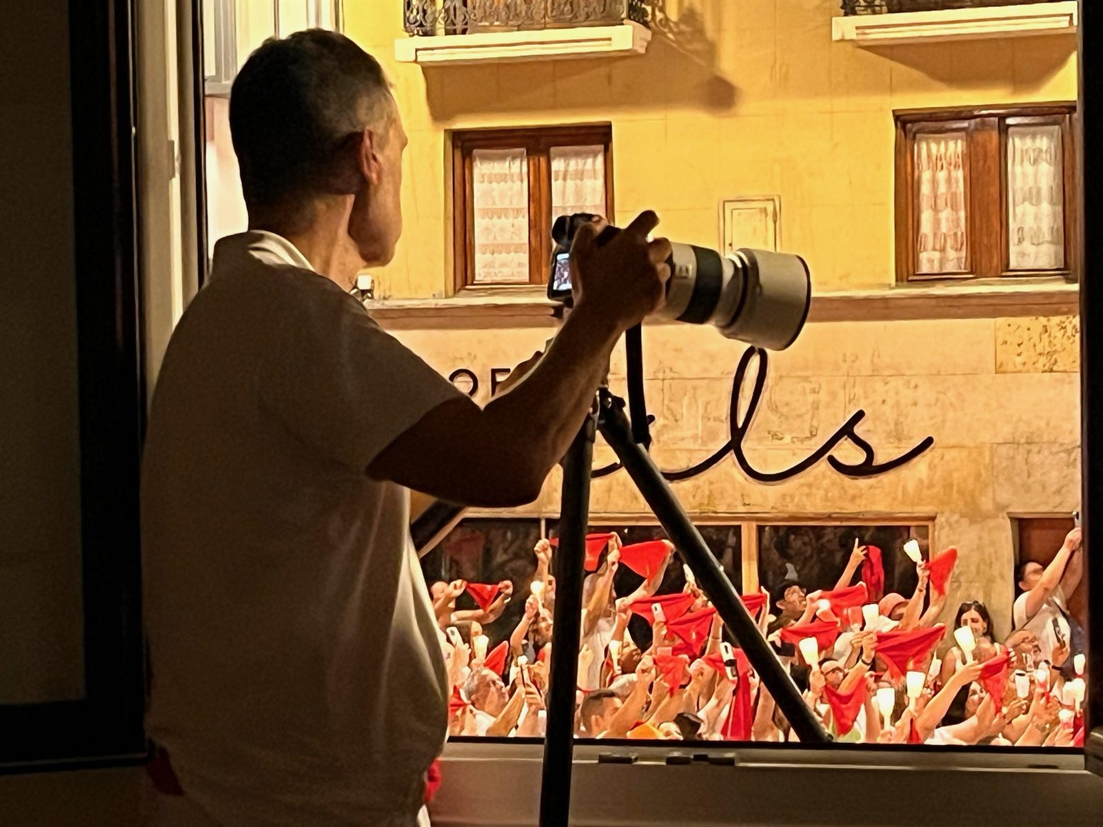 Fotógrafo retratando San Fermín desde una ventana de Pamplona