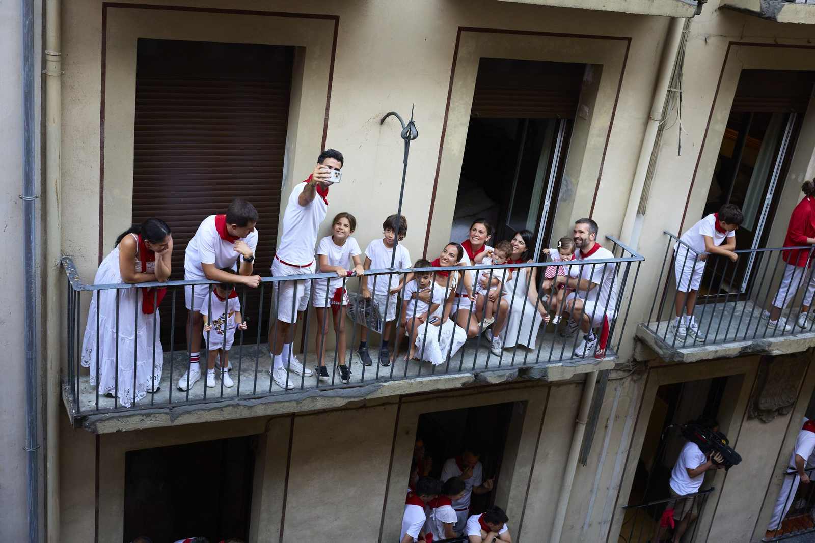 Balcones y encierro de San Fermín en Pamplona Familias en un balcón durante el encierro de San Fermín en Pamplona