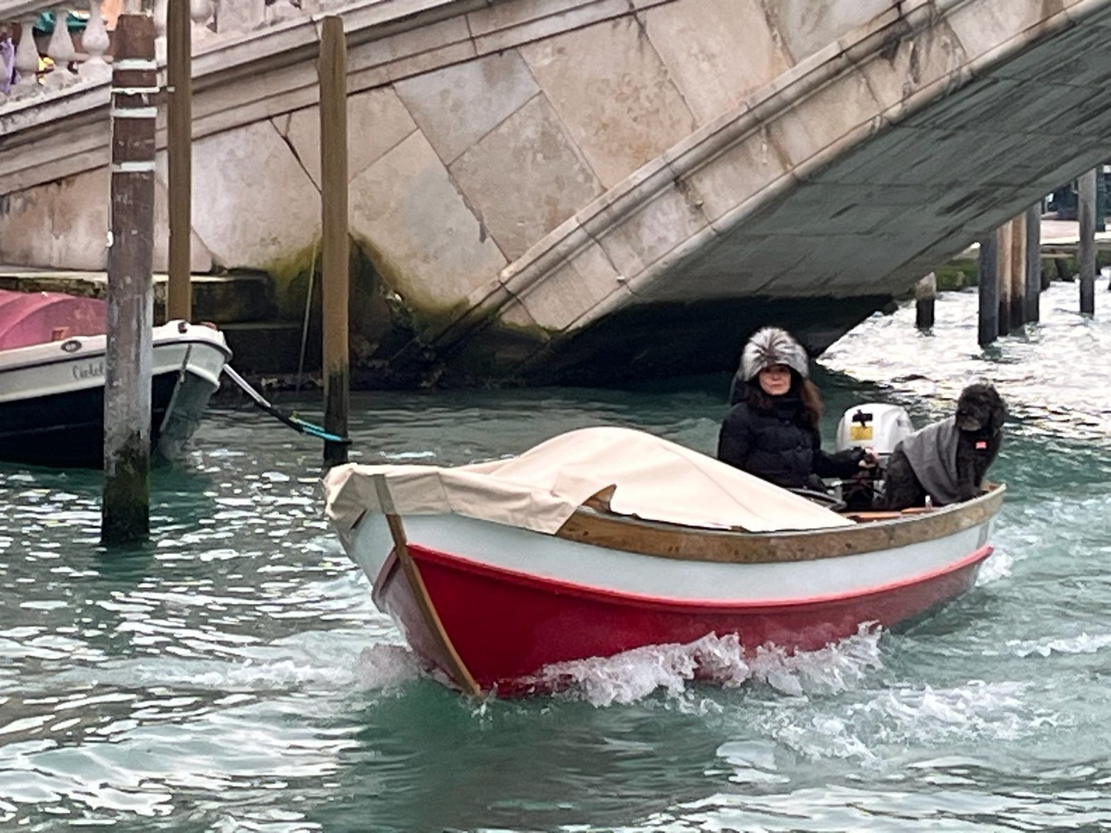 Góndola en un canal de Venecia