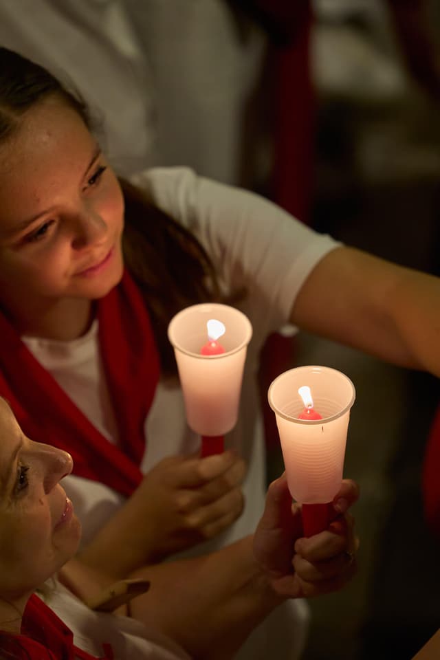 Velas durante el Pobre de Mí de San Fermín en Pamplona Participantes con velas durante la despedida de San Fermín en Pamplona