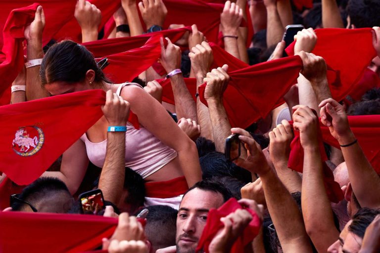 Pañuelos rojos levantados durante las fiestas de San Fermín en Pamplona